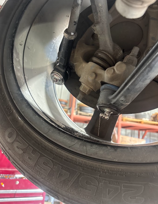 Tie rod and hub with the wheel off